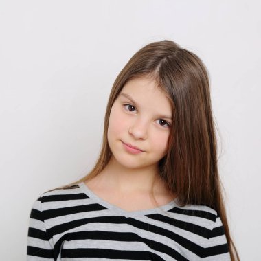 Stüdyo imge-in güzel duygusal beyaz genç kız