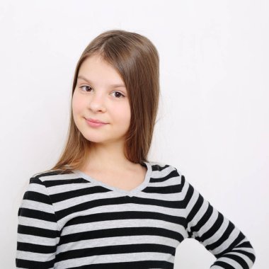 Stüdyo imge-in güzel duygusal beyaz genç kız