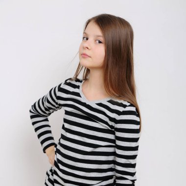 Stüdyo imge-in güzel duygusal beyaz genç kız