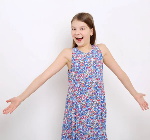 Stüdyo imge-in güzel duygusal beyaz genç kız