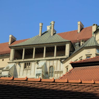 Krakow, Polonya - 1 Ağustos 2017: Wawel hill Katedrali ve Kalesi ile. Wawel Kalesi karmaşık bir tarihi mimari antik kentin merkezidir.