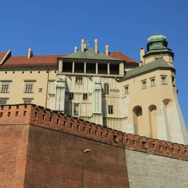 Krakow, Polonya - 1 Ağustos 2017: Wawel hill Katedrali ve Kalesi ile. Wawel Kalesi karmaşık bir tarihi mimari antik kentin merkezidir.