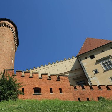 Krakow, Polonya - 1 Ağustos 2017: Wawel hill Katedrali ve Kalesi ile. Wawel Kalesi karmaşık bir tarihi mimari antik kentin merkezidir.