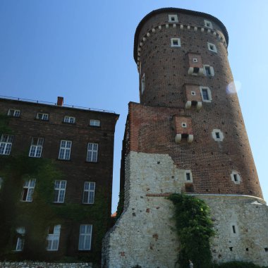 Krakow, Polonya - 1 Ağustos 2017: Wawel hill Katedrali ve Kalesi ile. Wawel Kalesi karmaşık bir tarihi mimari antik kentin merkezidir.