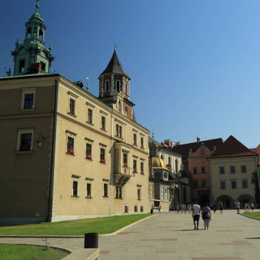 Krakow, Polonya - 1 Ağustos 2017: Wawel hill Katedrali ve Kalesi ile. Wawel Kalesi karmaşık bir tarihi mimari antik kentin merkezidir.