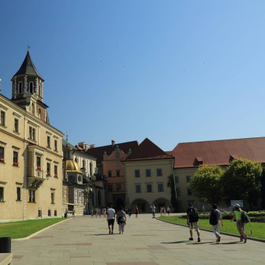 Krakow, Polonya - 1 Ağustos 2017: Wawel hill Katedrali ve Kalesi ile. Wawel Kalesi karmaşık bir tarihi mimari antik kentin merkezidir.