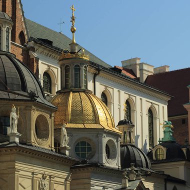 Krakow, Polonya - 1 Ağustos 2017: Wawel hill Katedrali ve Kalesi ile. Wawel Kalesi karmaşık bir tarihi mimari antik kentin merkezidir.