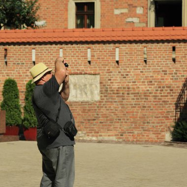 Krakow, Polonya - 1 Ağustos 2017: Wawel hill Katedrali ve Kalesi ile. Wawel Kalesi karmaşık bir tarihi mimari antik kentin merkezidir.