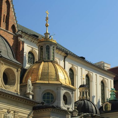 Krakow, Polonya - 1 Ağustos 2017: Wawel hill Katedrali ve Kalesi ile. Wawel Kalesi karmaşık bir tarihi mimari antik kentin merkezidir.