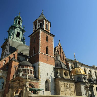 Krakow, Polonya - 1 Ağustos 2017: Wawel hill Katedrali ve Kalesi ile. Wawel Kalesi karmaşık bir tarihi mimari antik kentin merkezidir.