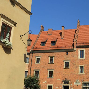 Krakow, Polonya - 1 Ağustos 2017: Wawel hill Katedrali ve Kalesi ile. Wawel Kalesi karmaşık bir tarihi mimari antik kentin merkezidir.