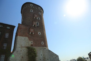 Krakow, Polonya - 1 Ağustos 2017: Wawel hill Katedrali ve Kalesi ile. Wawel Kalesi karmaşık bir tarihi mimari antik kentin merkezidir.