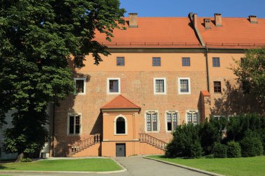 Krakow, Polonya - 1 Ağustos 2017: Wawel hill Katedrali ve Kalesi ile. Wawel Kalesi karmaşık bir tarihi mimari antik kentin merkezidir.