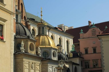 Krakow, Polonya - 1 Ağustos 2017: Wawel hill Katedrali ve Kalesi ile. Wawel Kalesi karmaşık bir tarihi mimari antik kentin merkezidir.