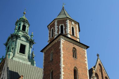 Krakow, Polonya - 1 Ağustos 2017: Wawel hill Katedrali ve Kalesi ile. Wawel Kalesi karmaşık bir tarihi mimari antik kentin merkezidir.