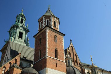 Krakow, Polonya - 1 Ağustos 2017: Wawel hill Katedrali ve Kalesi ile. Wawel Kalesi karmaşık bir tarihi mimari antik kentin merkezidir.