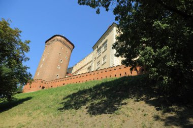 Krakow, Polonya - 1 Ağustos 2017: Wawel hill Katedrali ve Kalesi ile. Wawel Kalesi karmaşık bir tarihi mimari antik kentin merkezidir.
