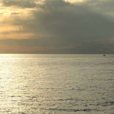 Güzel gün batımı Karadeniz ve yahts Sochi, Rusya Federasyonu. Seçilen odak.