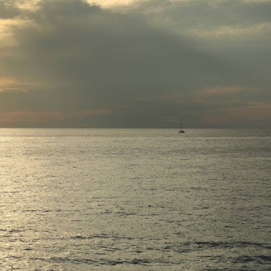 Güzel gün batımı Karadeniz ve yahts Sochi, Rusya Federasyonu. Seçilen odak.