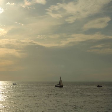Güzel gün batımı Karadeniz ve yahts Sochi, Rusya Federasyonu. Seçilen odak.