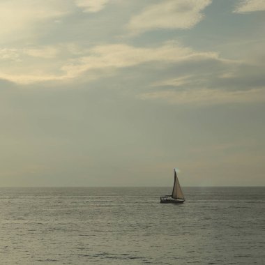 Güzel gün batımı Karadeniz ve yahts Sochi, Rusya Federasyonu. Seçilen odak.