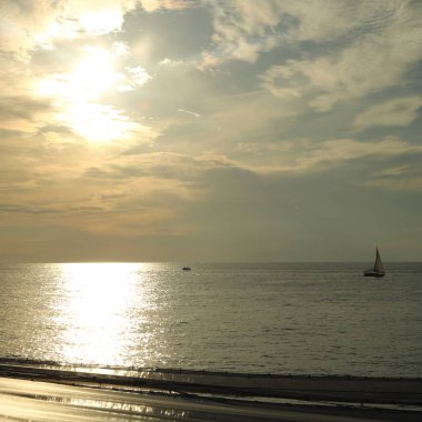 Güzel gün batımı Karadeniz ve yahts Sochi, Rusya Federasyonu. Seçilen odak.