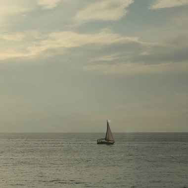 Güzel gün batımı Karadeniz ve yahts Sochi, Rusya Federasyonu. Seçilen odak.