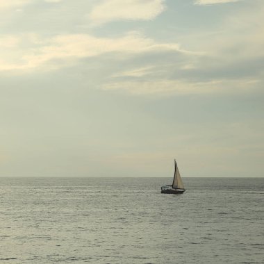 Güzel gün batımı Karadeniz ve yahts Sochi, Rusya Federasyonu. Seçilen odak.