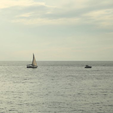 Güzel gün batımı Karadeniz ve yahts Sochi, Rusya Federasyonu. Seçilen odak.