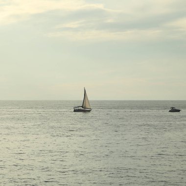 Güzel gün batımı Karadeniz ve yahts Sochi, Rusya Federasyonu. Seçilen odak.