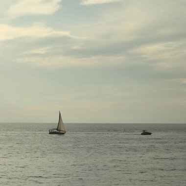 Güzel gün batımı Karadeniz ve yahts Sochi, Rusya Federasyonu. Seçilen odak.