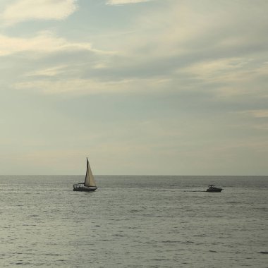 Güzel gün batımı Karadeniz ve yahts Sochi, Rusya Federasyonu. Seçilen odak.