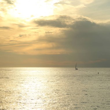 Güzel gün batımı Karadeniz ve yahts Sochi, Rusya Federasyonu. Seçilen odak.