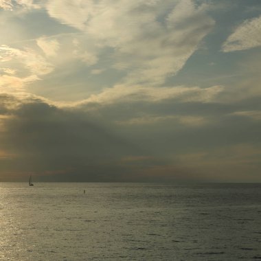 Güzel gün batımı Karadeniz ve yahts Sochi, Rusya Federasyonu. Seçilen odak.