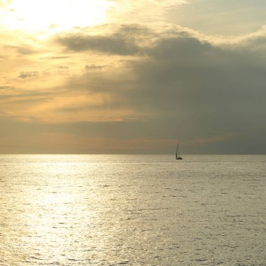 Güzel gün batımı Karadeniz ve yahts Sochi, Rusya Federasyonu. Seçilen odak.