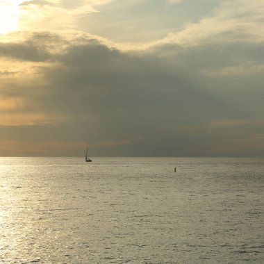 Güzel gün batımı Karadeniz ve yahts Sochi, Rusya Federasyonu. Seçilen odak.