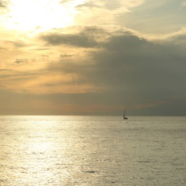 Güzel gün batımı Karadeniz ve yahts Sochi, Rusya Federasyonu. Seçilen odak.