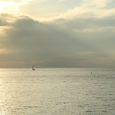 Güzel gün batımı Karadeniz ve yahts Sochi, Rusya Federasyonu. Seçilen odak.