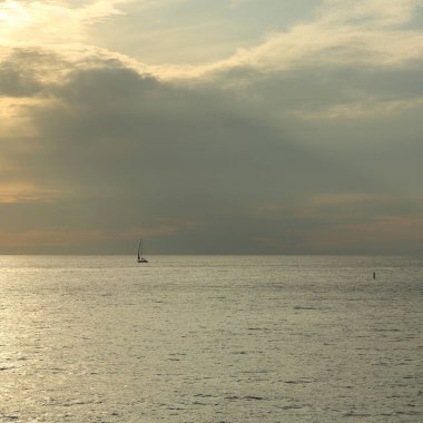 Güzel gün batımı Karadeniz ve yahts Sochi, Rusya Federasyonu. Seçilen odak.