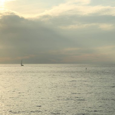 Güzel gün batımı Karadeniz ve yahts Sochi, Rusya Federasyonu. Seçilen odak.