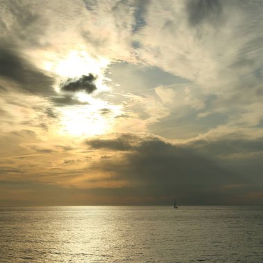 Güzel gün batımı Karadeniz ve yahts Sochi, Rusya Federasyonu. Seçilen odak.