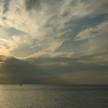 Güzel gün batımı Karadeniz ve yahts Sochi, Rusya Federasyonu. Seçilen odak.