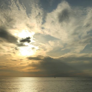 Güzel gün batımı Karadeniz ve yahts Sochi, Rusya Federasyonu. Seçilen odak.