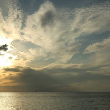 Güzel gün batımı Karadeniz ve yahts Sochi, Rusya Federasyonu. Seçilen odak.