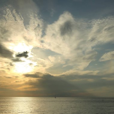 Güzel gün batımı Karadeniz ve yahts Sochi, Rusya Federasyonu. Seçilen odak.