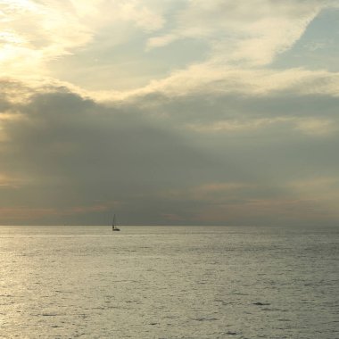 Güzel gün batımı Karadeniz ve yahts Sochi, Rusya Federasyonu. Seçilen odak.