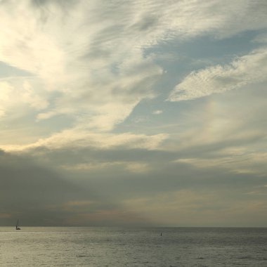 Güzel gün batımı Karadeniz ve yahts Sochi, Rusya Federasyonu. Seçilen odak.