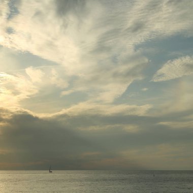 Güzel gün batımı Karadeniz ve yahts Sochi, Rusya Federasyonu. Seçilen odak.