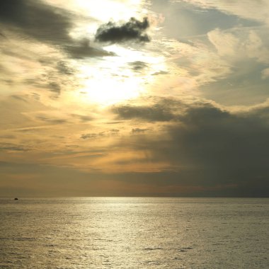 Güzel gün batımı Karadeniz ve yahts Sochi, Rusya Federasyonu. Seçilen odak.