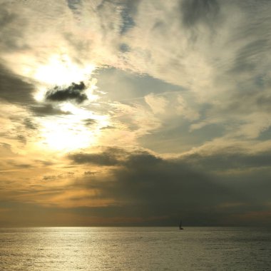 Güzel gün batımı Karadeniz ve yahts Sochi, Rusya Federasyonu. Seçilen odak.